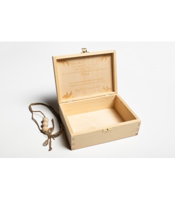 Drewniane pudełko z metryczką